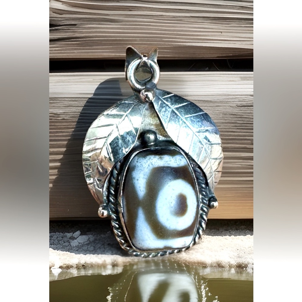 Unique & handcrafted Tibetan one eye Agate stone pendant set in Tibetan silver
